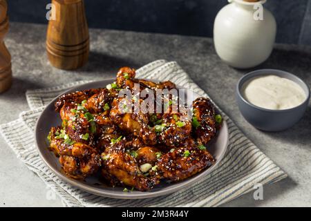 Hausgemachte asiatische Chili Crunch Chicken Wings mit Sesamsamen Stockfoto