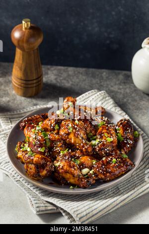 Hausgemachte asiatische Chili Crunch Chicken Wings mit Sesamsamen Stockfoto