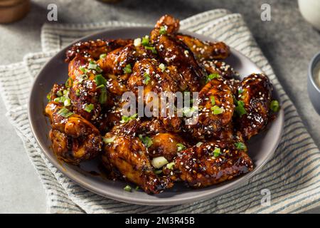 Hausgemachte asiatische Chili Crunch Chicken Wings mit Sesamsamen Stockfoto