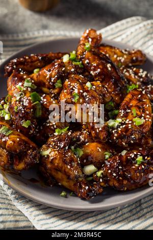 Hausgemachte asiatische Chili Crunch Chicken Wings mit Sesamsamen Stockfoto