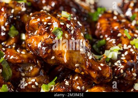 Hausgemachte asiatische Chili Crunch Chicken Wings mit Sesamsamen Stockfoto