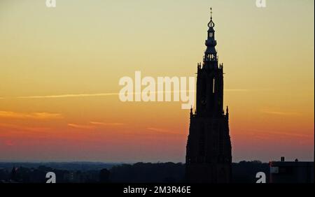 Silhouette des berühmten „Onze-Lieve-Vrouwetoren“ (Turm unserer Dame) bei Sonnenuntergang in Amersfoort, Niederlande Stockfoto