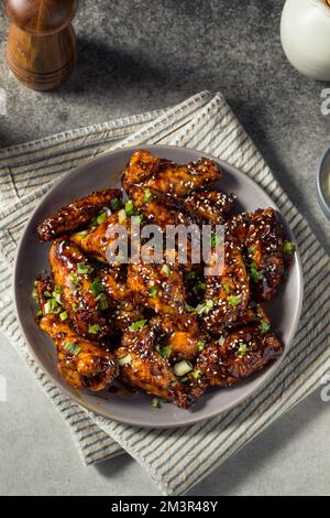 Hausgemachte asiatische Chili Crunch Chicken Wings mit Sesamsamen Stockfoto