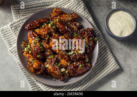 Hausgemachte asiatische Chili Crunch Chicken Wings mit Sesamsamen Stockfoto