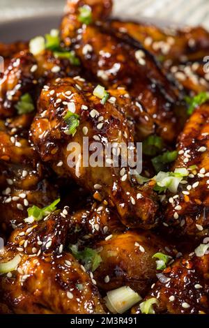 Hausgemachte asiatische Chili Crunch Chicken Wings mit Sesamsamen Stockfoto