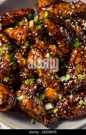 Hausgemachte asiatische Chili Crunch Chicken Wings mit Sesamsamen Stockfoto