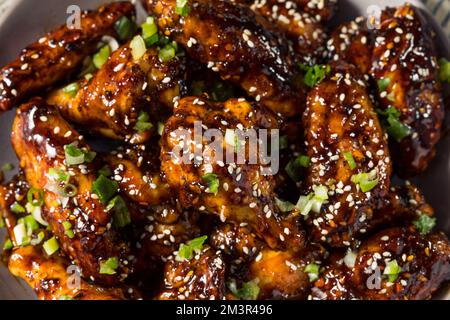 Hausgemachte asiatische Chili Crunch Chicken Wings mit Sesamsamen Stockfoto