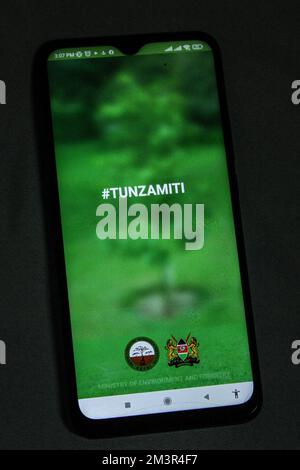 In dieser Abbildung wird die Mobile Anwendung des Kenya Forestry Research Institute (KEFRIApp) mit dem Namen TUNZA MITI angezeigt, was bedeutet, dass „Bäume schützen“ auf dem Bildschirm eines Mobiltelefons angezeigt wird. Die Anwendung wird verwendet, um einen Leitfaden für die Zuordnung von Arten für nachhaltigen Baumanbau zu erstellen, so die Website. Um die Auswirkungen des Klimawandels zu mildern, kündigte Kenias Präsident William Ruto Pläne an, bis zum Jahr 2032 15 Milliarden Bäume zu Pflanzen. Stockfoto