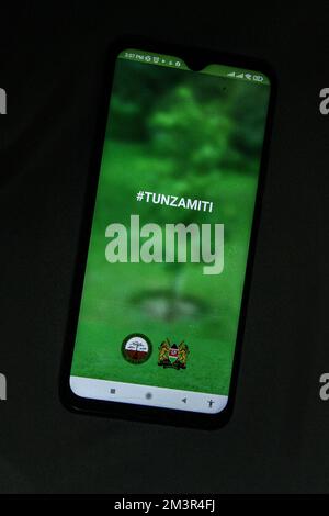 In dieser Abbildung wird die Mobile Anwendung des Kenya Forestry Research Institute (KEFRIApp) mit dem Namen TUNZA MITI angezeigt, was bedeutet, dass „Bäume schützen“ auf dem Bildschirm eines Mobiltelefons angezeigt wird. Die Anwendung wird verwendet, um einen Leitfaden für die Zuordnung von Arten für nachhaltigen Baumanbau zu erstellen, so die Website. Um die Auswirkungen des Klimawandels zu mildern, kündigte Kenias Präsident William Ruto Pläne an, bis zum Jahr 2032 15 Milliarden Bäume zu Pflanzen. Stockfoto