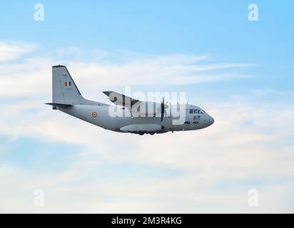 Bukarest, Rumänien - September 2022: C-27J Spartan Military Transport Aircraft fliegt auf der Bucharest International Air Show. Stockfoto