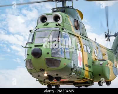 Bukarest, Rumänien - September 2022: Militär- und Versorgungsflugzeug der rumänischen Luftwaffe IAR 330 Hubschrauber gegen den blauen Himmel. Stockfoto