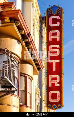 Das Castro befindet sich in der Castro Street in San Francisco, CA. Das Theater wurde 1922 erbaut und ist eines der wenigen verbleibenden Kinos, die noch in Betrieb sind Stockfoto