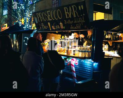 Salford Quays Manchester UK Dez. 2022 Salford Quays Außenmarkt an der Weihnachtsweinbar für Gäste Stockfoto