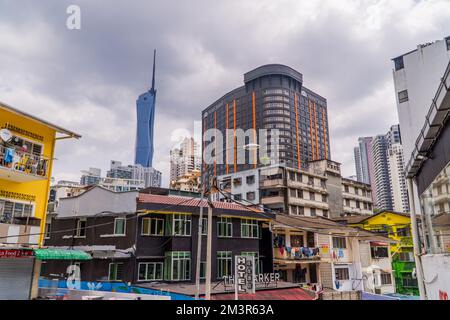Ein niedriger Winkel des Merdeka 118-Turms, von den Petronas Towers, Kuala Lumpur, Malaysia aus gesehen Stockfoto