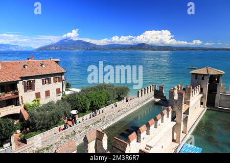 Blick auf den Gardasee vom Schloss Sirmione. Sirmione, Italien, Europa. Stockfoto