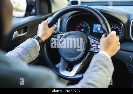 Geschäftsfrau, die ihr Auto fährt Stockfoto