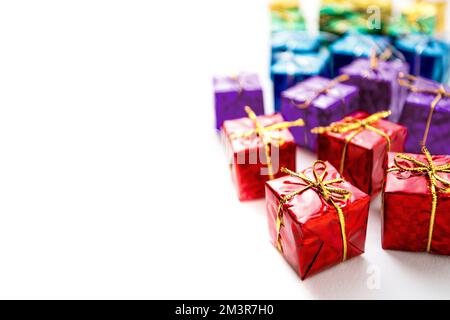 Viele bunte Geschenkboxen auf weißem Hintergrund Stockfoto