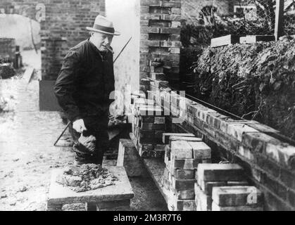 Winston Churchill Backsteinbau, Bau einer Mauer in Chartwell in den 1930er Jahren Datum: 1930er Stockfoto