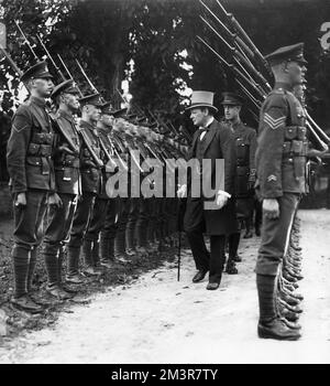 Winston Churchill inspiziert als Munitionsminister britische Truppen in Deutschland nach dem Ende des Ersten Weltkriegs. Datum: C.1918