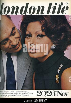 Sophia Loren (geboren 1934), italienische Schauspielerin, abgebildet auf dem Titelblatt des London Life Magazins im November 1965 mit ihrem Ehemann, Carlo Ponti. Loren spielte kürzlich mit Paul Newman und David Niven in dem Film Lady L. Datum: 1965 Stockfoto