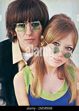 Beatle George Harrison (1943-2001) mit seiner neuen Frau, dem Modell Patti Boyd (geb. 1944), das 1966 im London Life Magazin abgebildet wurde, beide tragen eine grün getönte Sonnenbrille. Datum: 1966 Stockfoto