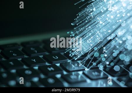 Notebook mit blauer Glasfaser, Auflösung und hochwertigen, schönen Fotos Stockfoto