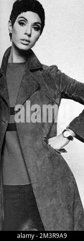 Das englische Modell Linda Keith trägt einen pflaumenfarbenen Wildledermantel von Dorothee bis in Paris mit einem hellbraunen gestreiften Pullover und einer schwarzen Hose. Datum: 1966 Stockfoto