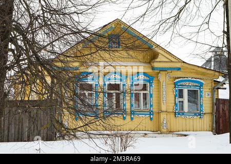 Ein russisches Holzhaus, bedeckt mit Schnee Stockfoto