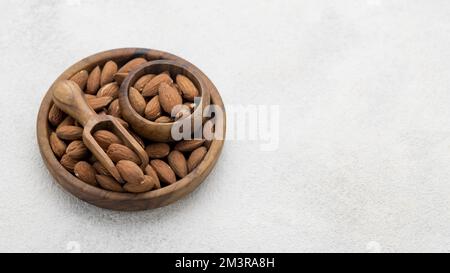 Biologisch angebaute Mandelnussschüssel, Kopierbereich, Auflösung und hochwertiges, schönes Foto Stockfoto