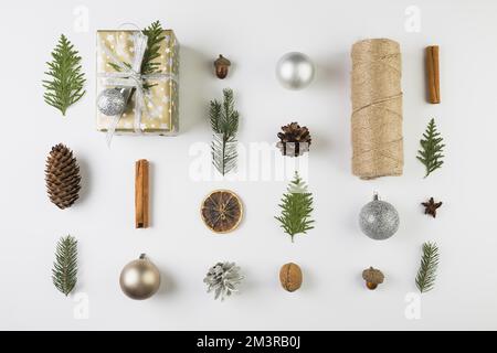 Präsentkasten in der Nähe von Nadelzweigen Haken Spulen verdrehen Schmuckkugeln, Auflösung und hochwertige, wunderschöne Fotos Stockfoto