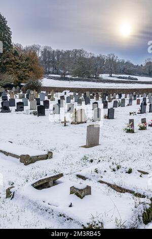 Der frühe Winterschnee liegt auf dem Friedhof im Dorf Cotswold in Hawkesbury, South Gloucestershire, England Stockfoto