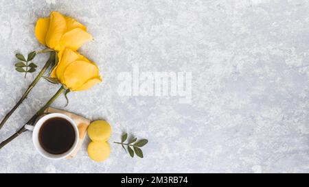 Rosenblumen mit Makronen Kaffeetasse, Auflösung und hochwertiges, wunderschönes Foto Stockfoto