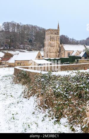 Frühwinterschnee im Dorf Cotswold in Hawkesbury, South Gloucestershire, England, Großbritannien Stockfoto