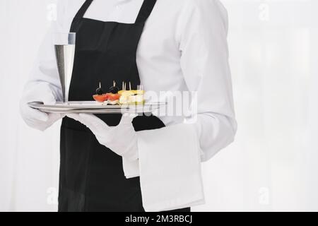 Dienstmädchen-Uniform-Ablage. Auflösung und hochwertige Fotos Stockfoto