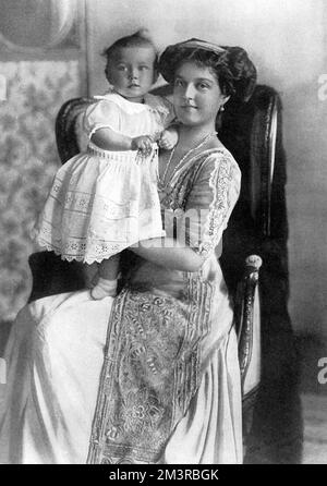 Großherzogin Maria Pavlowna von Russland, bekannt als „Maria Pavlowna die Jüngere“ (1890-1958), Enkelin von Kaiser Alexander II. Von Russland und Cousin von Nicholas II., Russlands letztem Zaren. Mit ihrem Sohn, Prinz Lennart. Ihr frühes Leben war geprägt durch den Tod ihrer Mutter und die Verbannung ihres Vaters aus Russland, als er 1902 wieder einen gewöhnlichen Mann heiratete. Großherzogin Maria und ihr jüngerer Bruder Dimtri, dem sie ihr ganzes Leben lang sehr nahe stand, wurden in Moskau von ihrem Onkel Großherzog Sergej Alexandrowitsch und seiner Frau Großherzogin Elizabeth Feodorowna aufgezogen Stockfoto