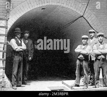 Arbeiter vor der Mündung des Greenwich-Fußtunnels Stockfoto