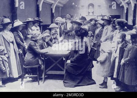 Frauen nehmen an der Demonstration Teil, indem sie in Belfast die Anti-Home-Rule-Erklärung unterzeichnen. 1912 Stockfoto