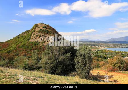 Blick auf die Festung Manerba am Gardasee. Italien, Europa. Stockfoto