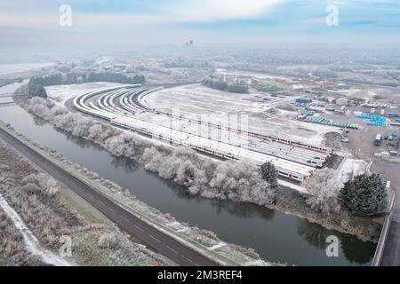 Das Bild vom 13. Dezember zeigt Züge auf Abstellgleisen in Ely, Cambs, an einem eiskalten Morgen, an dem ein weiterer Tag des industriellen Kampfes die Schiene nimmt Stockfoto