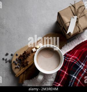 Winterhygge-Elemente von oben mit Tasse heißer Schokolade. Auflösung und hochwertige Fotos Stockfoto