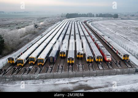 Das Bild vom 13. Dezember zeigt Züge auf Abstellgleisen in Ely, Cambs, an einem eiskalten Morgen, an dem ein weiterer Tag des industriellen Kampfes die Schiene nimmt Stockfoto