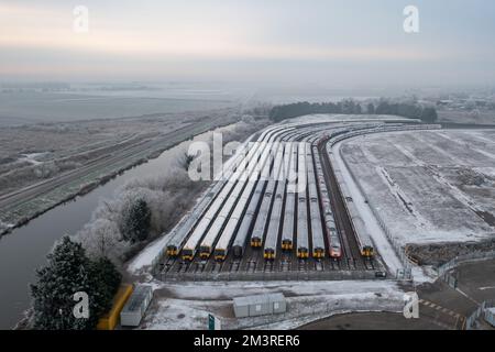 Das Bild vom 13. Dezember zeigt Züge auf Abstellgleisen in Ely, Cambs, an einem eiskalten Morgen, an dem ein weiterer Tag des industriellen Kampfes die Schiene nimmt Stockfoto