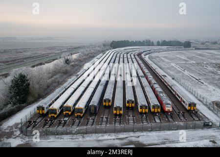 Das Bild vom 13. Dezember zeigt Züge auf Abstellgleisen in Ely, Cambs, an einem eiskalten Morgen, an dem ein weiterer Tag des industriellen Kampfes die Schiene nimmt Stockfoto