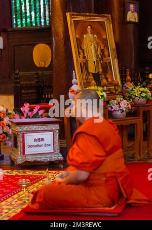 Chiang Mai, Thailand, 16/12/2022, Chiang Mai, Thailand. 16.. Dezember 2022. Ein thailändischer buddhistischer Mönch nimmt an einer Gebetssitzung Teil, um die thailändische Prinzessin Bajrakitiyabha für ihre Genesung im Tempel Wat Phan Tao in Chiang Mai zu segnen. Thailands oberster buddhistischer Patriarch wies die thailändischen Mönche im Königreich und im Ausland an, Gebete zu halten, um Prinzessin Bajrakitiyabha zu segnen. Die thailändische Prinzessin wurde ins King ChulMediterrankorn Memorial Hospital aufgenommen, nachdem sie am Abend des 14. Dezember 2022 aufgrund von Herzbeschwerden bewusstlos wurde, kündigte das Bureau of the Royal Household am 15. Dezember 2022 an. Kredit: SOPA im Stockfoto