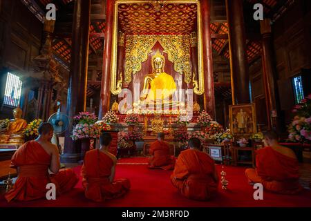 Chiang Mai, Thailand, 16/12/2022, Chiang Mai, Thailand. 16.. Dezember 2022. Thailändische buddhistische Mönche nehmen an einer Gebetssitzung Teil, um die thailändische Prinzessin Bajrakitiyabha für ihre Genesung im Wat Phan Tao Tempel in Chiang Mai zu segnen. Thailands oberster buddhistischer Patriarch wies die thailändischen Mönche im Königreich und im Ausland an, Gebete zu halten, um Prinzessin Bajrakitiyabha zu segnen. Die thailändische Prinzessin wurde ins King ChulMediterrankorn Memorial Hospital aufgenommen, nachdem sie am Abend des 14. Dezember 2022 aufgrund von Herzbeschwerden bewusstlos wurde, kündigte das Bureau of the Royal Household am 15. Dezember 2022 an. Kredit: SOPA IMAG Stockfoto