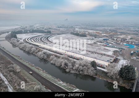 Das Bild vom 13. Dezember zeigt Züge auf Abstellgleisen in Ely, Cambs, an einem eiskalten Morgen, an dem ein weiterer Tag des industriellen Kampfes die Schiene nimmt Stockfoto