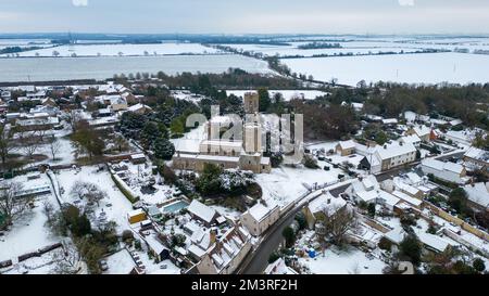 Das Bild vom 12. Dezember zeigt das Dorf Swaffham Prior in Cambridgeshire, das am Montagmorgen mit Schnee bedeckt war. Das Met-Büro hat Gelb ausgestellt Stockfoto