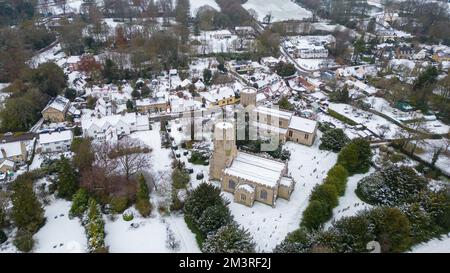 Das Bild vom 12. Dezember zeigt das Dorf Swaffham Prior in Cambridgeshire, das am Montagmorgen mit Schnee bedeckt war. Das Met-Büro hat Gelb ausgestellt Stockfoto