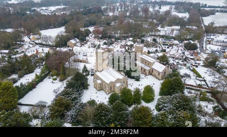 Das Bild vom 12. Dezember zeigt das Dorf Swaffham Prior in Cambridgeshire, das am Montagmorgen mit Schnee bedeckt war. Das Met-Büro hat Gelb ausgestellt Stockfoto