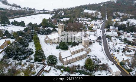 Das Bild vom 12. Dezember zeigt das Dorf Swaffham Prior in Cambridgeshire, das am Montagmorgen mit Schnee bedeckt war. Das Met-Büro hat Gelb ausgestellt Stockfoto